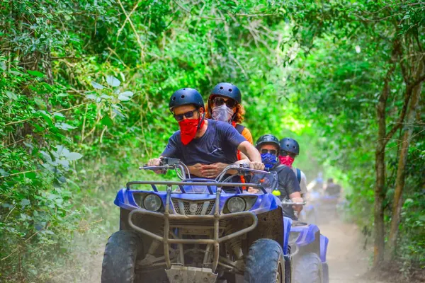 Foto profesional del tour Sacbé Tours: piloto en cuatrimoto por la selva