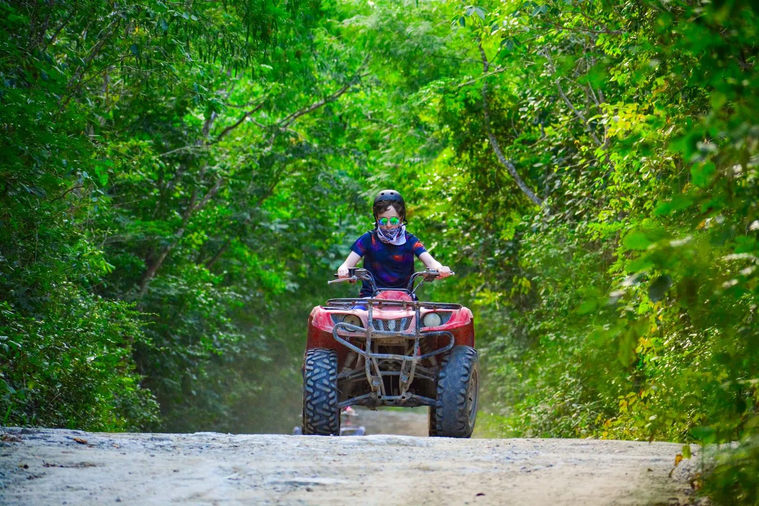 Camino de selva para el tour de cuatrimotos en la Riviera Maya