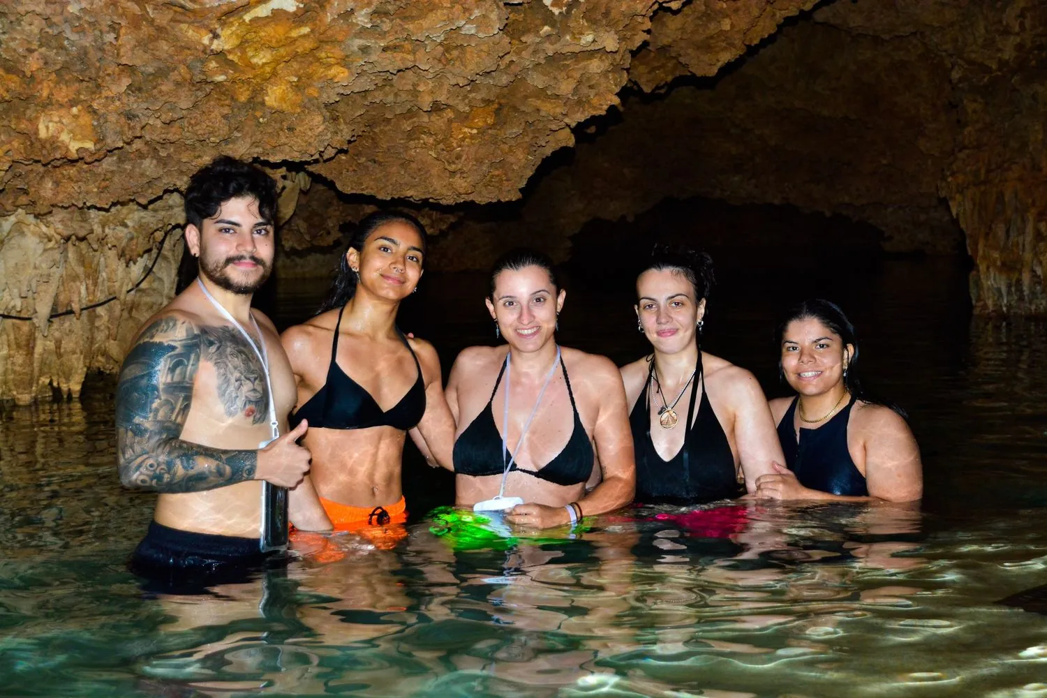 Nado en un cenote durante el tour cerca de Akumal