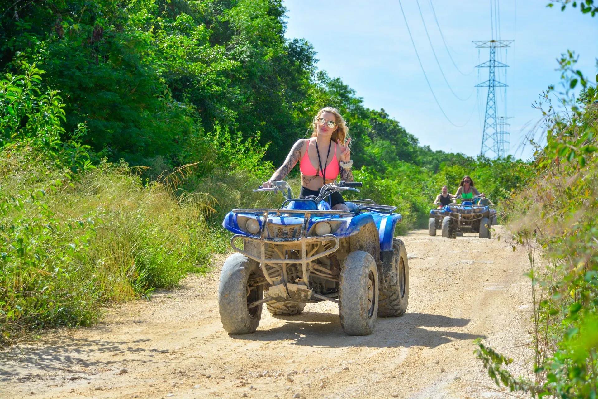 Cuatrimoto en un camino de selva cerca de Tulum — Sacbé Tours